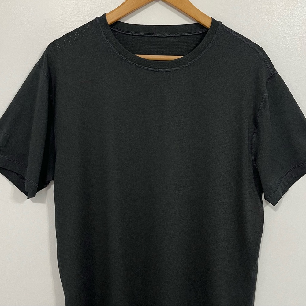 Vuori Mens Tradewind Performance Short Sleeve Tee Shirt 2.0 Black Heather L - Picture 6 of 11